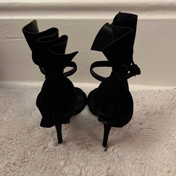 Kendall + Kylie Heeled Sandals 🖤 - Picture 3 of 5